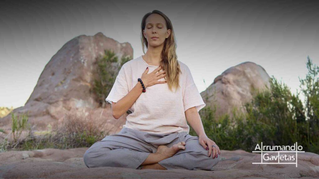 Meditação, mulher meditando na praia